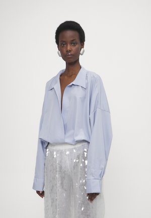 Norma Kamali SUPER OVERSIZED BOYFRIEND BODYSUIT - Camicetta - misty blue