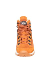 Wanderschuh aus orangefarbenem Wildleder mit schwarzem Schnürsystem und Logo-Patch. Verfügt über eine weiße Zwischensohle und Gummilaufsohle für Traktion und Unterstützung.