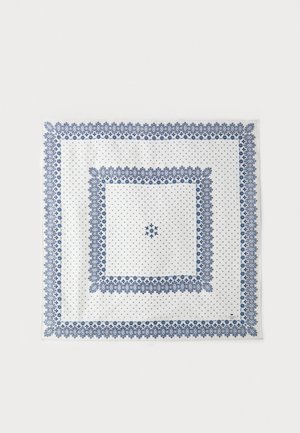 Écharpe blanche avec des bordures à motifs bleus. Présente un motif central de pois, entouré d'accents floraux complexes et de formes géométriques.