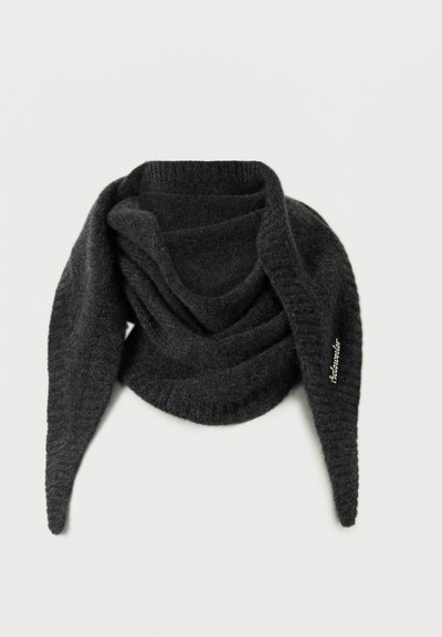 Σκούρο γκρι πλεκτό κασκόλ με άνετο, ριχτό σχέδιο, με ριμπ άκρες και διακριτικές λεπτομέρειες λογότυπου στη μία πλευρά. Απαλή υφή σε όλη την επιφάνεια.