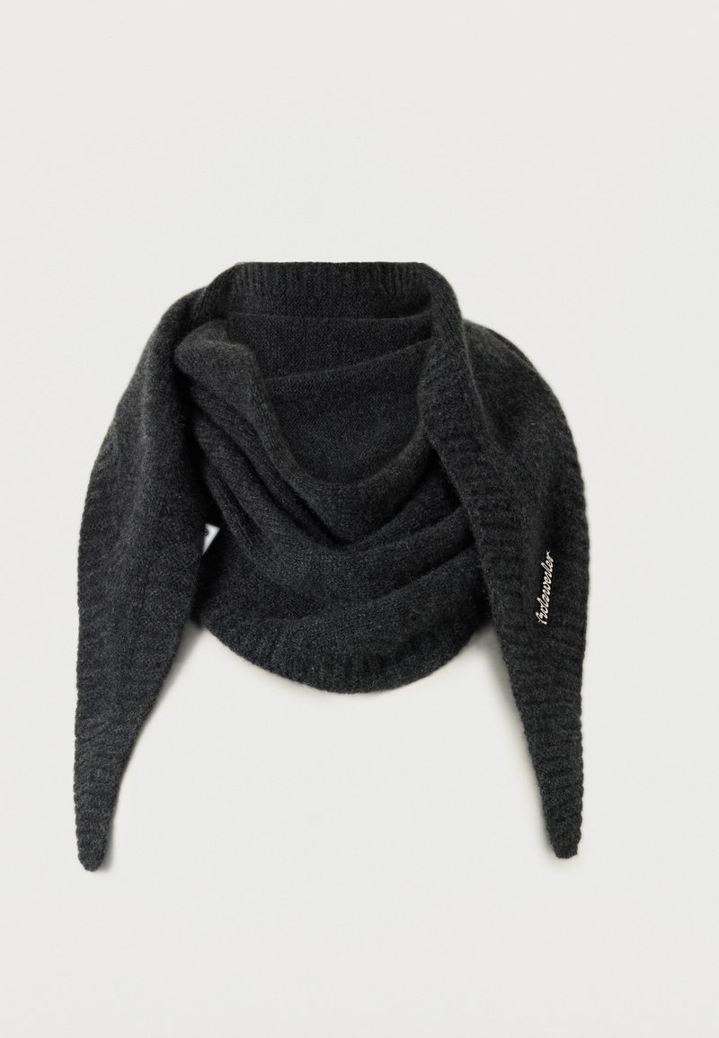 Écharpe tricotée gris foncé avec un design confortable drapé, bords côtelés et un détail discret du logo sur un côté. Texture douce sur toute la surface.
