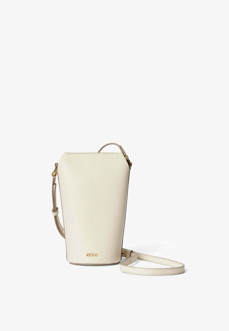 Hvid læder crossbody taske med en struktureret design, guldbelægning, justerbar rem, pebble-tekstur og afrundet bund.