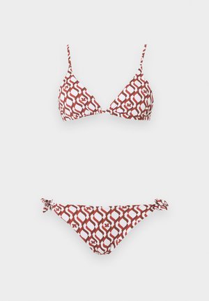 Tweedelig bikiniset met wit en roestkleurig geometrisch patroon, top met driehoekige cups en verstelbare bandjes, en broekje met strikjes aan de zijkanten op een witte achtergrond.