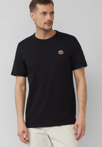 Czarna bawełniana koszulka z krótkimi rękawami i okrągłym dekoltem, z małą wyszywaną naszywką w kształcie burgera na lewej piersi.