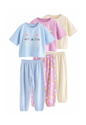 Ensemble de quatre hauts et pantalons de pyjama. Comprend des couleurs pastel : bleu clair avec un motif de chat, rose avec un motif, et crème uni. Tissu en coton doux.
