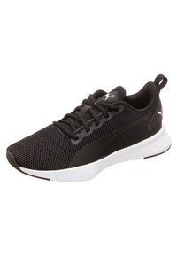 Baskets de sport noires avec une tige en maille texturée, lacets plats, semelle intermédiaire blanche et semelle extérieure en caoutchouc avec des accents minimaux.
