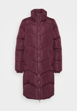 Burgundijas krāsas pūkainais mētelis ar augstu apkakli, priekšējo rāvējslēdzēju, sānu kabatām un izšūtu V-veida rakstu. Tekstūrēts, ūdensnecaurlaidīgs audums.