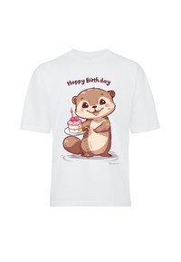 Witte katoenen t-shirt met een cartoon van een otter die een roze verjaardagstaart vasthoudt, met de tekst "Happy Birthday" boven de afbeelding.
