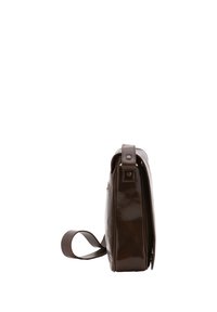 Borsa a tracolla in pelle marrone con una superficie liscia, profilo snello, zip laterale e tracolla regolabile. Presenta una chiusura a scatto in metallo.