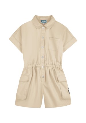 Combinaison beige à manches courtes, col à revers, fermeture boutonnée à l'avant, taille élastique et deux poches plaquées. Texture du tissu lisse.
