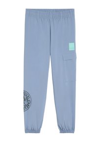 Pantalones deportivos de color azul claro con cintura y puños elásticos, un bolsillo lateral tipo cargo y un gráfico circular cerca del tobillo izquierdo.