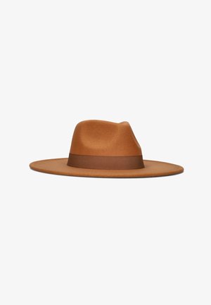 Chapeau à large bord en feutre marron avec un ruban marron assorti. Le chapeau possède une couronne structurée et une texture lisse.