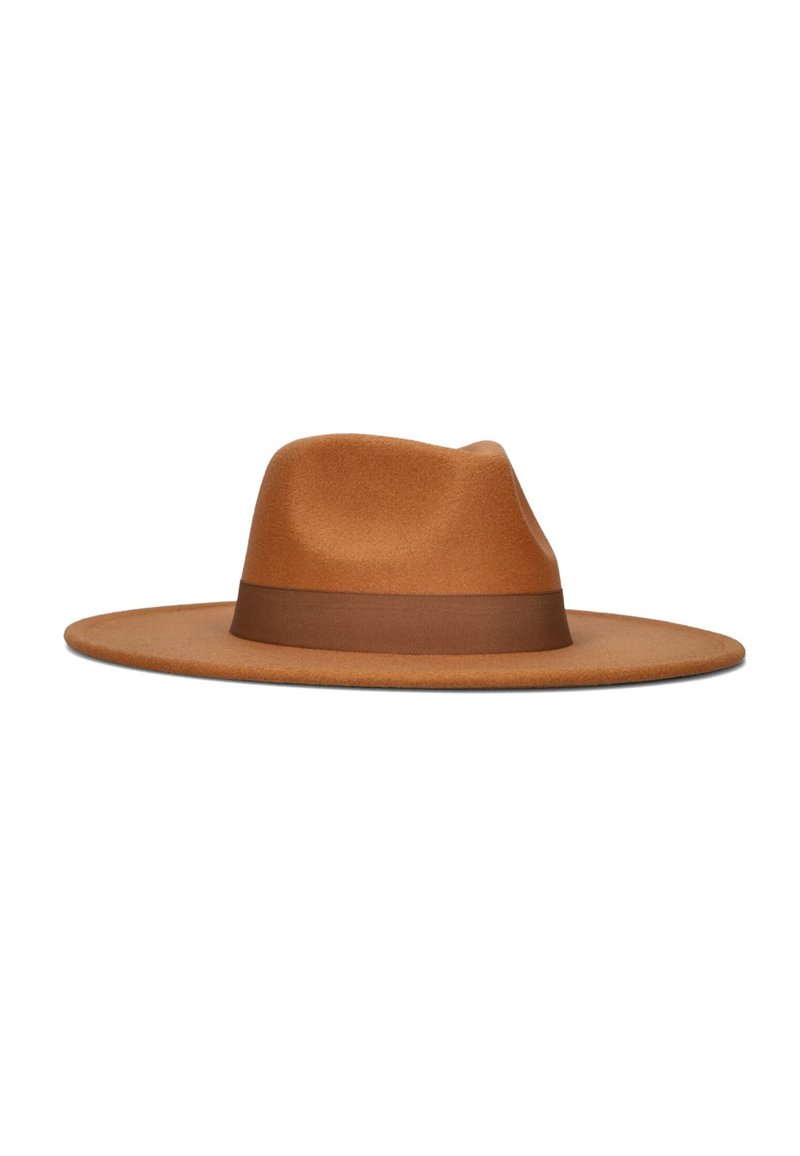 Bruine vilten hoed met brede rand en bijpassende bruine lintband. De hoed heeft een gestructureerde kroon en een gladde textuur.