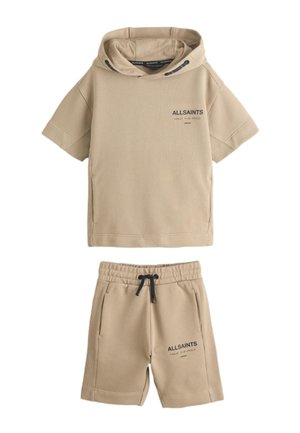 Completo beige con felpa con cappuccio a maniche corte e pantaloncini abbinati con "ALLSAINTS" e testo giapponese stampati su entrambi i pezzi.