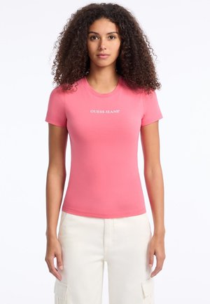 Rosa eng anliegendes T-Shirt aus elastischem Material mit Rundhalsausschnitt und kurzen Ärmeln. Auf der Vorderseite befindet sich das "GUESS JEANS" Logo in Weiß.