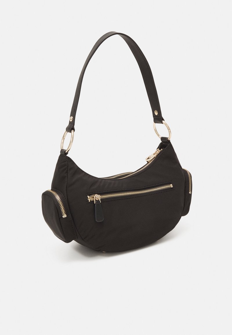 Zwarte nylon schoudertas met gouden ritsen en hardware. Heeft een gebogen vorm, hoofdcompartiment en twee zijvakjes met rits.