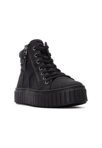 Zapatillas altas negras con material texturizado, cierre de cordones en la parte delantera, cremallera lateral y una suela gruesa y estriada para mayor altura.