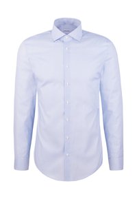 Camicia a maniche lunghe blu chiaro con un leggero motivo testurizzato, con bottone davanti e colletto a punta su sfondo bianco.