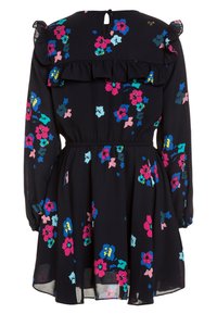 Abito nero a fiori con vivaci fiori rosa, blu e verdi, giogo arricciato e vita elasticizzata. Maniche lunghe con polsini abbottonati.