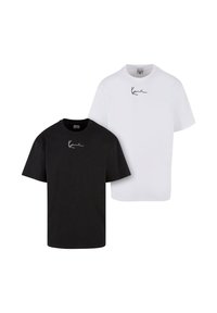 T-shirts noirs et blancs à manches courtes avec un col rond, chacun arborant un petit logo en cursive sur la partie supérieure de la poitrine.
