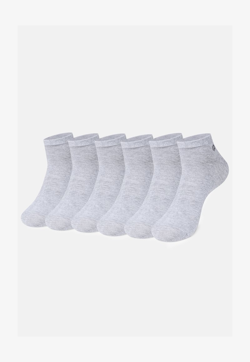 Six paires de chaussettes mi-chaussettes de couleur gris clair, fabriquées en matériau doux et texturé, avec un bord-côtes et un design à bout arrondi.