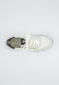 Baskets blanches avec des accents en suède gris, lacets plats et un empiècement noir au talon. Présente un logo sur la semelle intérieure et un détail de fermeture éclair sur le côté.