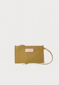 Žluto-zelené kožené psaníčko s texturovaným povrchem, růžovou kovovou značkou a odnímatelným náramkem na zápěstí. Uzavírání na zip v horní části.