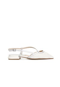Zapato de tiras trenzadas en blanco con detalles plateados, puntera afilada y un pequeño tacón cuadrado. Cierre lateral con hebilla y diseño de textura en la parte superior.