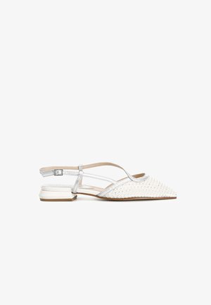 Chaussure à talon bloc petit en toile tissée blanche avec des accents argentés, à bout pointu. Fermeture à boucle sur le côté et un design de texture sur le dessus.