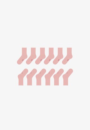Pakka 12 vaaleanpunaista puuvillajalkasukkia. Jokaisessa sukkassa on pyöreä varvas ja vahvistettu kantapää, jossa on pieni logo painettuna sivulle.
