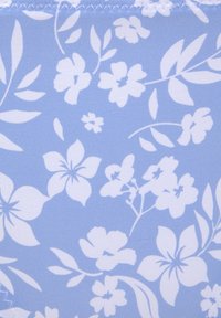 Tissu bleu clair avec un motif floral blanc, comportant diverses fleurs et feuilles. Texture lisse avec des détails de bordure cousue.