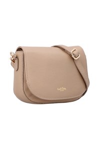 Beige læder crossbody taske med justerbar strop, guldbeslag og lille præget logo på frontlåget.