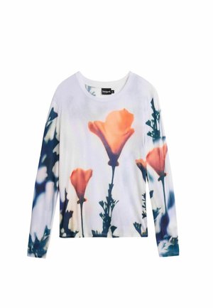 Camisa de manga larga con un diseño floral que presenta flores naranjas sobre un fondo azul claro y blanco. Tela suave y escote redondo.