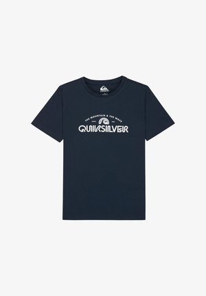 Granatowy bawełniany t-shirt z krótkimi rękawami. Na przodzie znajduje się biały nadruk z logo i tekstem: "THE MOUNTAIN & THE WAVE" oraz "QUIKSILVER."