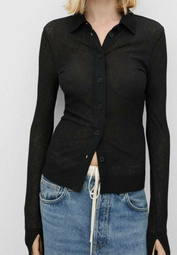 Černý dlouhý rukáv button-up cardigan s límečkem, vyrobený z lehkého, mírně průsvitného materiálu, s rovnými lemy a úzkým střihem.