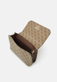 Brązowa torebka wzorzysta wykonana z fakturowanego materiału, z złotym trójkątnym logo oraz brązową wewnętrzną komorą zapinaną na zamek.