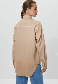 Next Užsagstoma palaidinė - light brown