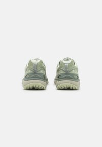 Zielone tekstylne sneakersy z siateczkową cholewką, wyprofilowanym kołnierzem, odblaskowymi akcentami oraz teksturowaną gumową podeszwą dla lepszej przyczepności.