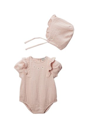 Un adorable barboteuse rose pâle avec des manches volantes et des marguerites brodées, assortie d'un bonnet à liseré froncé et à liens.