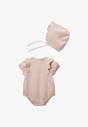 Un adorable barboteuse rose pâle avec des manches volantes et des marguerites brodées, assortie d'un bonnet à liseré froncé et à liens.