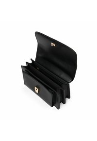 Cartera de cuero negra con una textura suave, que cuenta con un cierre rectangular dorado. El interior incluye múltiples compartimentos para organización.