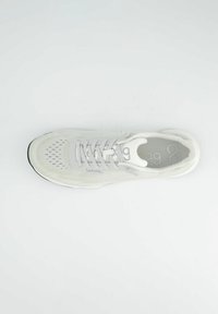 Bílé sportovní tenisky s síťovaným svrškem a šněrováním, zobrazené z vrchu na jednobarevném bílém pozadí.