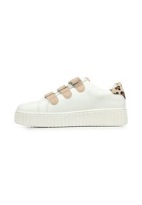 Witte platform sneaker met drie beige klittenbandstraps en leeuwenhuidprint detail op de hieltab, gestructureerde zool, zijaanzicht.