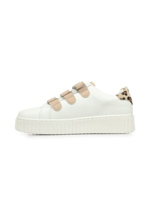 Witte platform sneaker met drie beige klittenbandstraps en leeuwenhuidprint detail op de hieltab, gestructureerde zool, zijaanzicht.