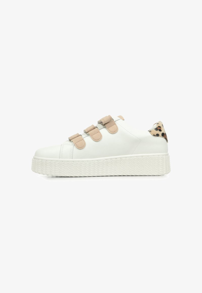 Sneaker plateforme blanche avec trois bandes velcro beiges et détail en imprimé léopard sur la languette du talon, semelle texturée, vue de côté.