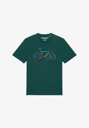 Groene katoenen T-shirt met een kleurrijke afbeelding van een fiets, met levendige accenten op de wielen en het frame in blauw, geel en roze.