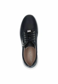 Baskets en cuir bleu marine avec fermeture à lacets, fermeture éclair latérale et semelle en caoutchouc blanche. Présente une tige lisse et une semelle intérieure rembourrée. Logo visible.