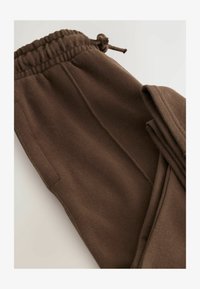 Sélectionné, chocolate brown