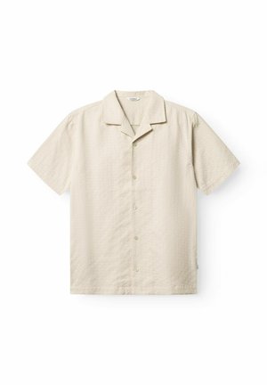 Beige overhemd met korte mouwen, knoopsluiting en campkraag, met een subtiel gestructureerd patroon, plat liggend op een witte achtergrond.
