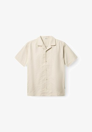 Bež kratka srajca s kratkimi rokavi, gumbi na sprednji strani, s taborniškim ovratnikom in nežnim teksturiranim vzorcem, položena na belem ozadju.